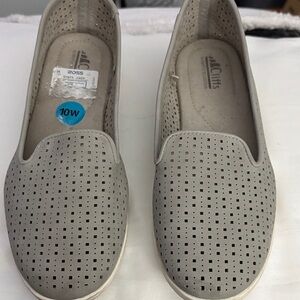 These are ladies “CLIFFS” slip on shoes in a
light grey 10W